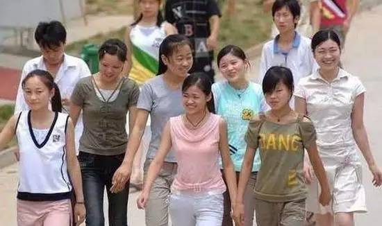 你帮我戴一下小雨衣